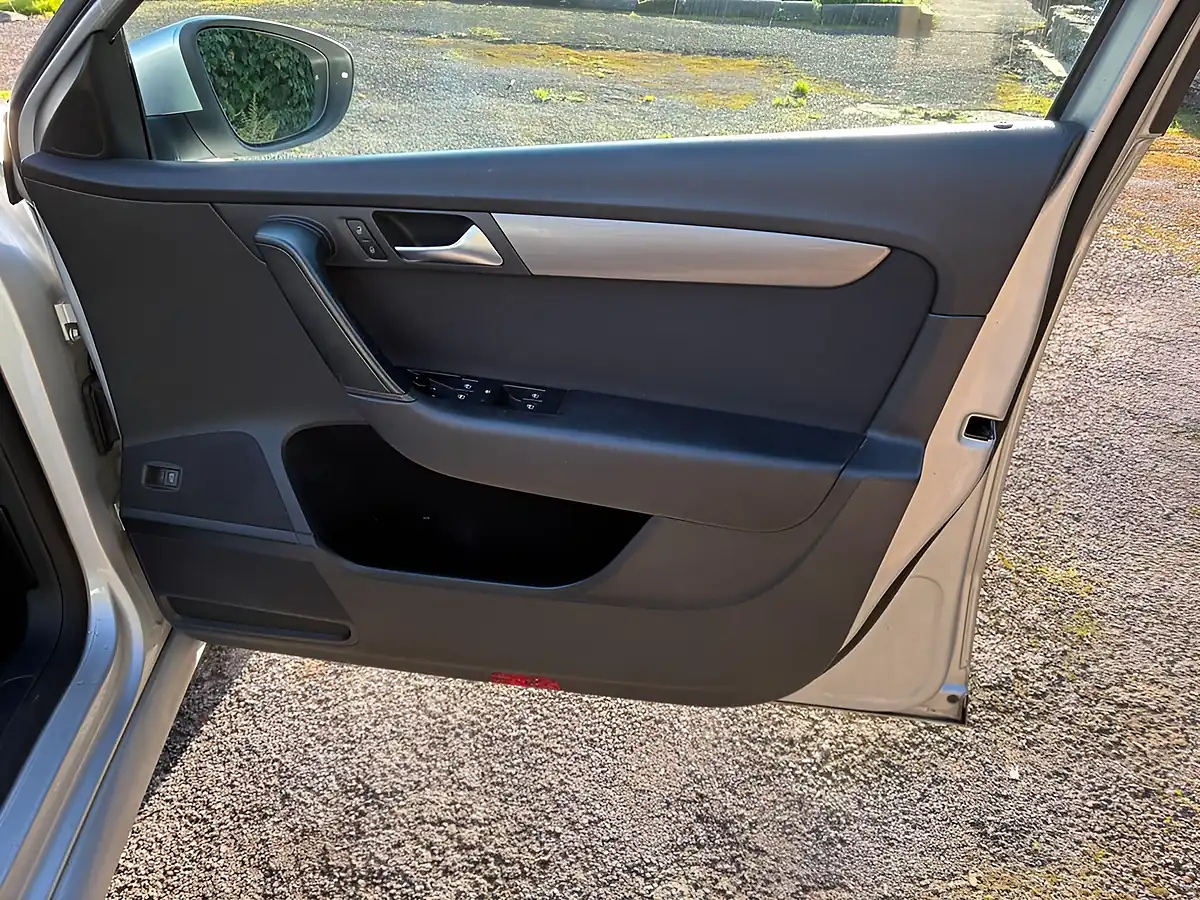 Used 2011 Volkswagen Passat Se Silver - Interior and Exterior details 16