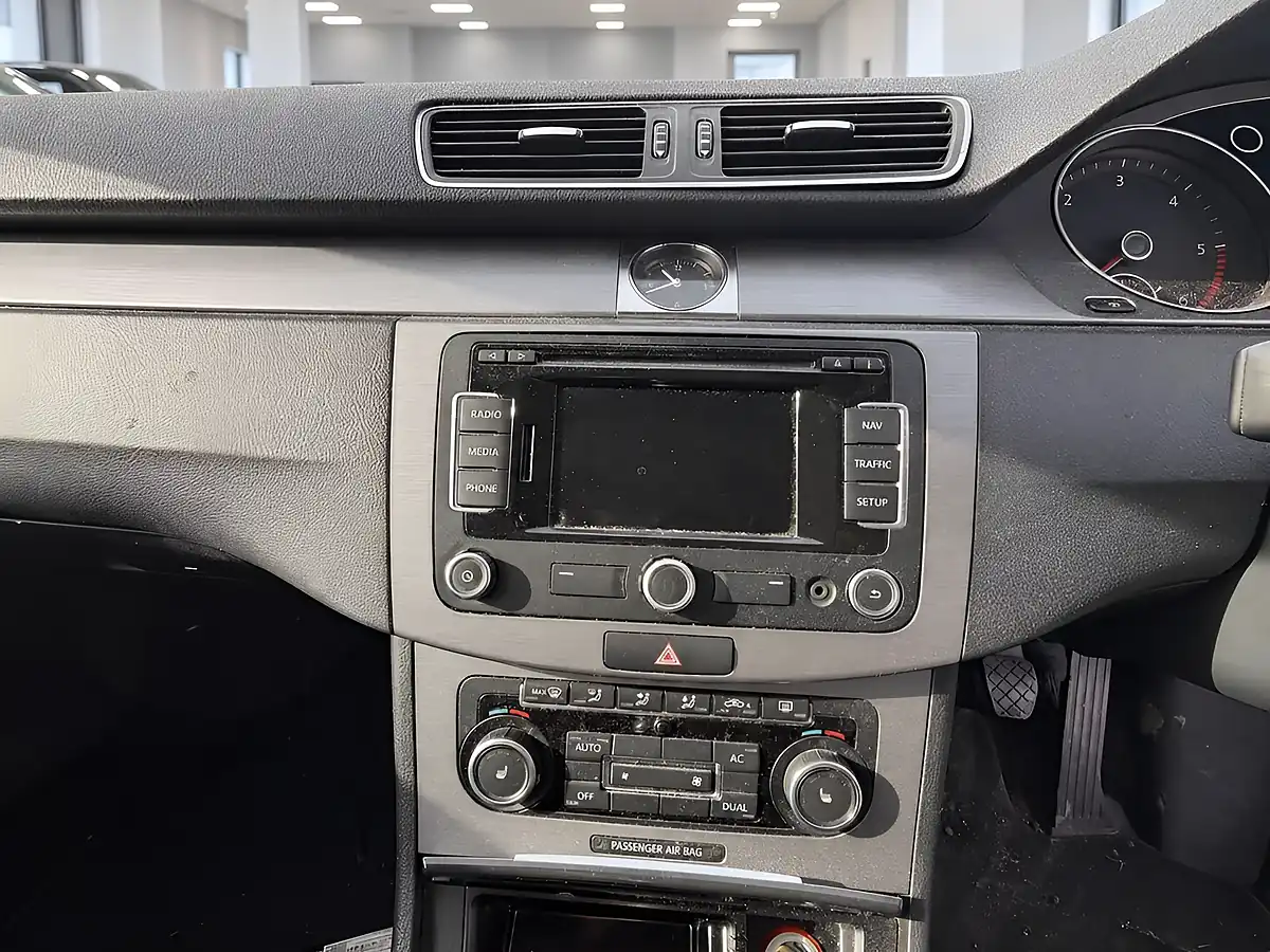 Used 2011 Volkswagen Passat Se Silver - Interior and Exterior details 17