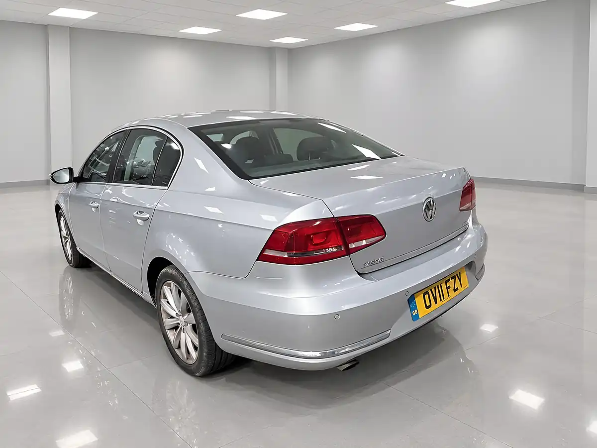 Used 2011 Volkswagen Passat Se Silver - Interior and Exterior details 4