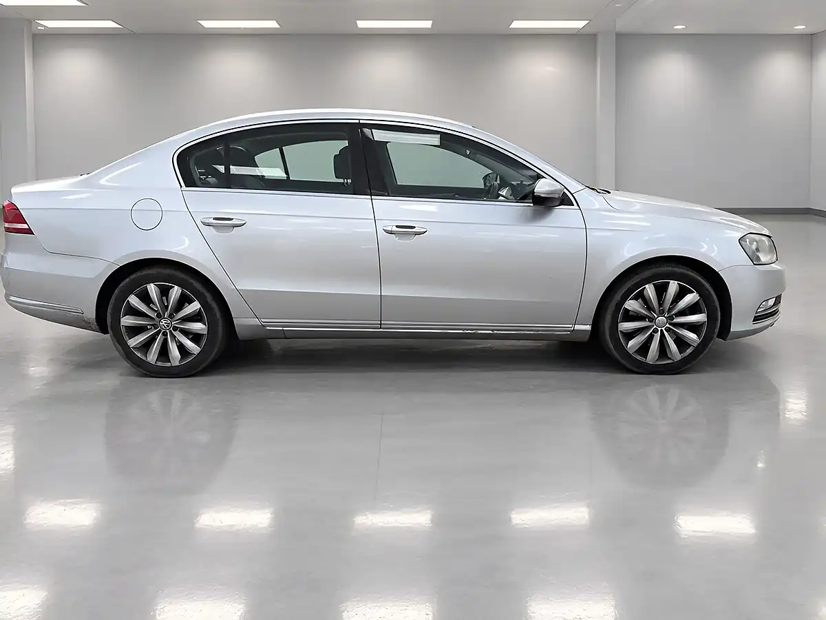Used 2011 Volkswagen Passat Se Silver - Interior and Exterior details 7