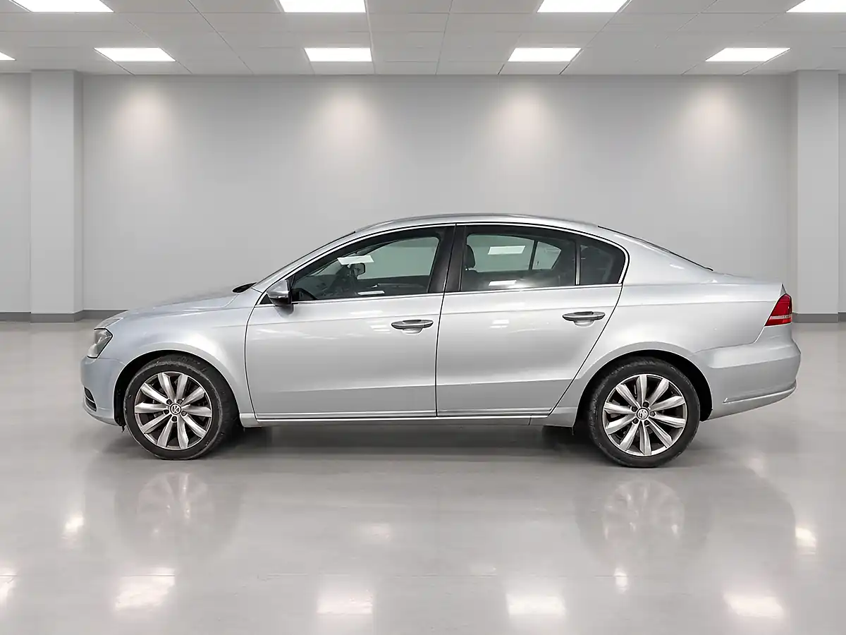 Used 2011 Volkswagen Passat Se Silver - Interior and Exterior details 8