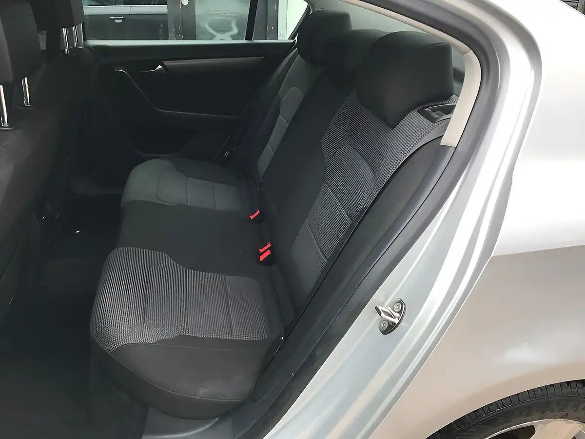 Used 2011 Volkswagen Passat Se Silver - Interior and Exterior details 14