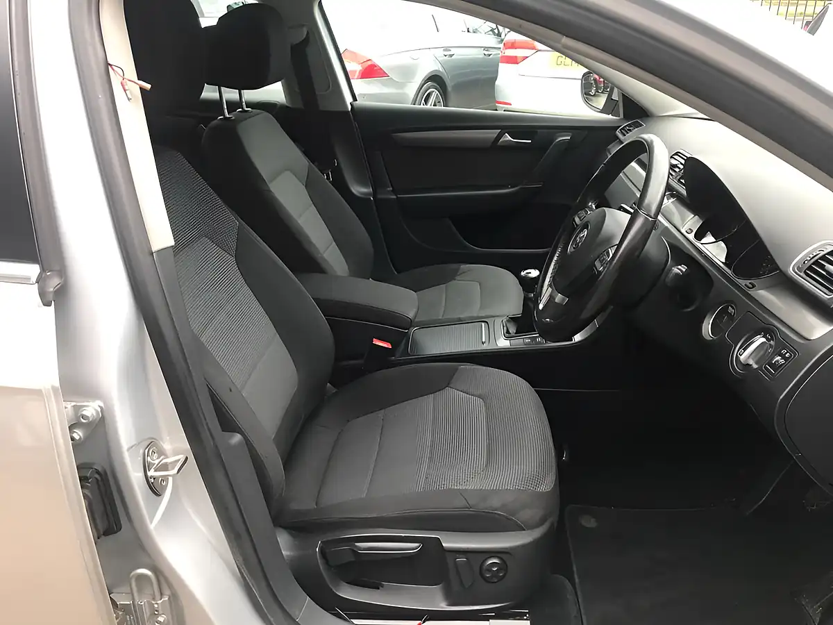 Used 2011 Volkswagen Passat Se Silver - Interior and Exterior details 8