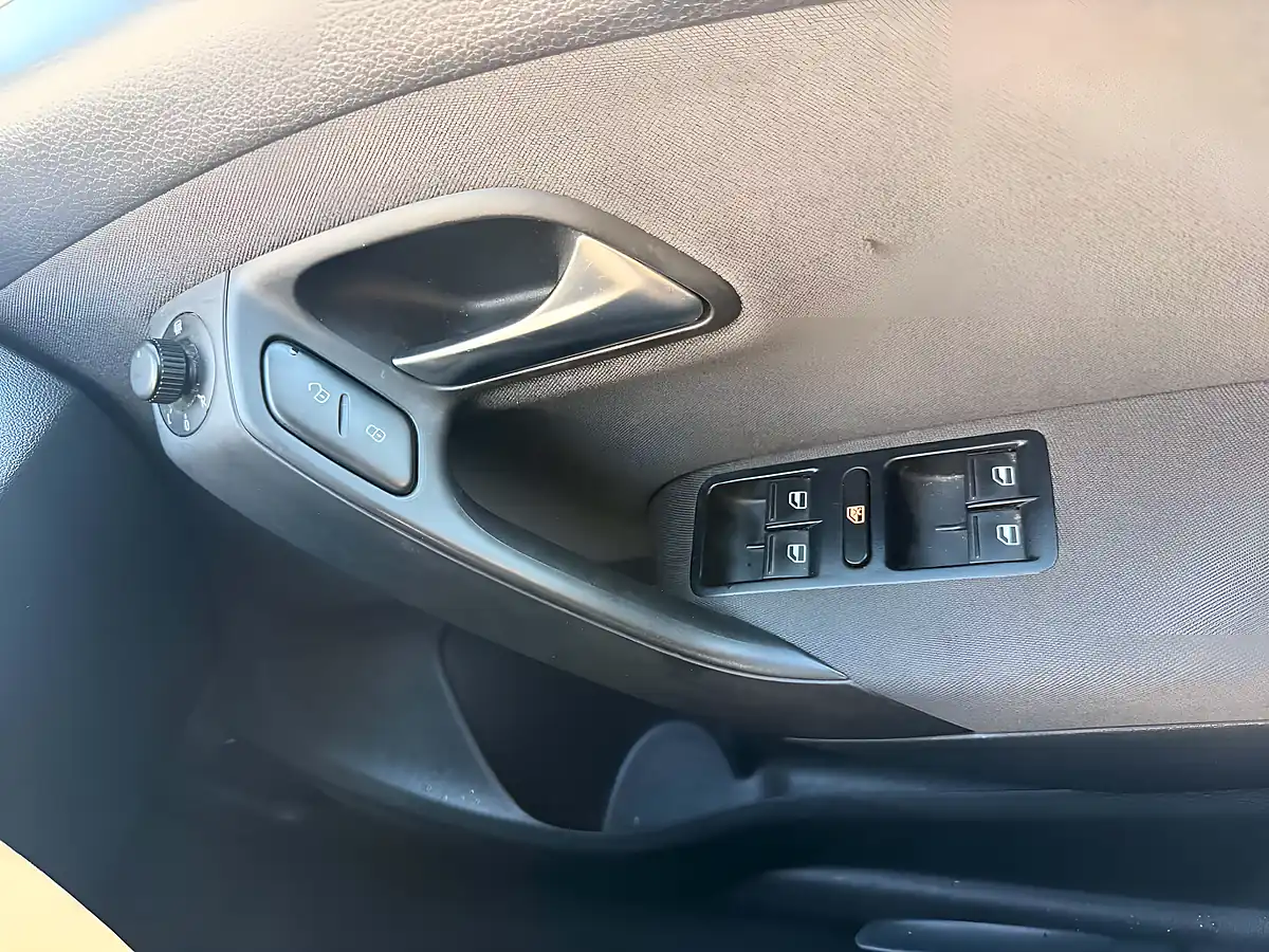 Used 2011 Volkswagen Polo Match White - Interior and Exterior details 9