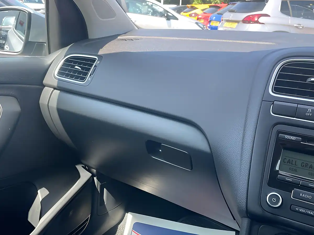 Used 2011 Volkswagen Polo Moda Silver - Interior and Exterior details 20
