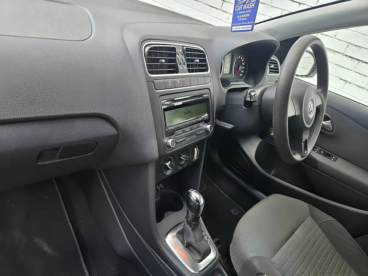 Used 2011 Volkswagen Polo Se Silver - Interior and Exterior details 10