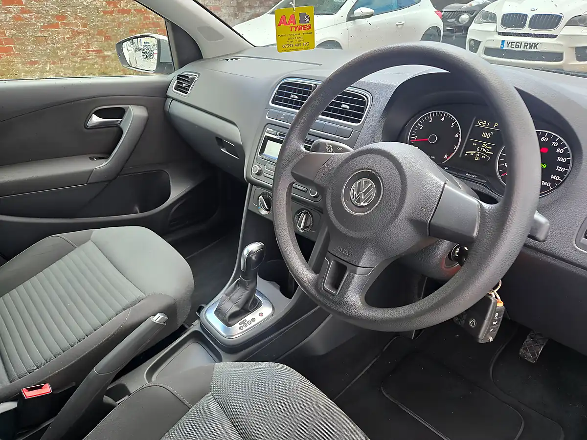Used 2011 Volkswagen Polo Se Silver - Interior and Exterior details 12