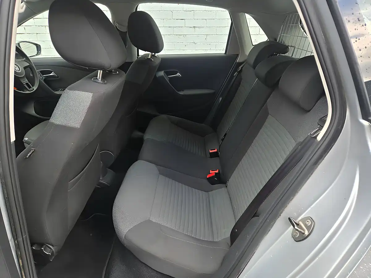 Used 2011 Volkswagen Polo Se Silver - Interior and Exterior details 15