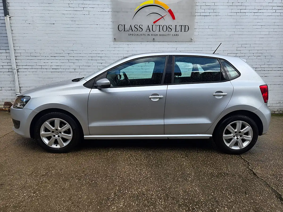 Used 2011 Volkswagen Polo Se Silver - Interior and Exterior details 6