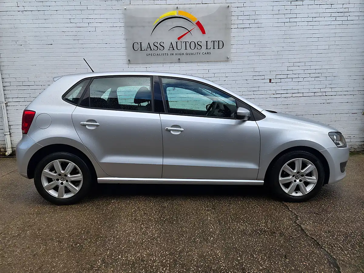 Used 2011 Volkswagen Polo Se Silver - Interior and Exterior details 8