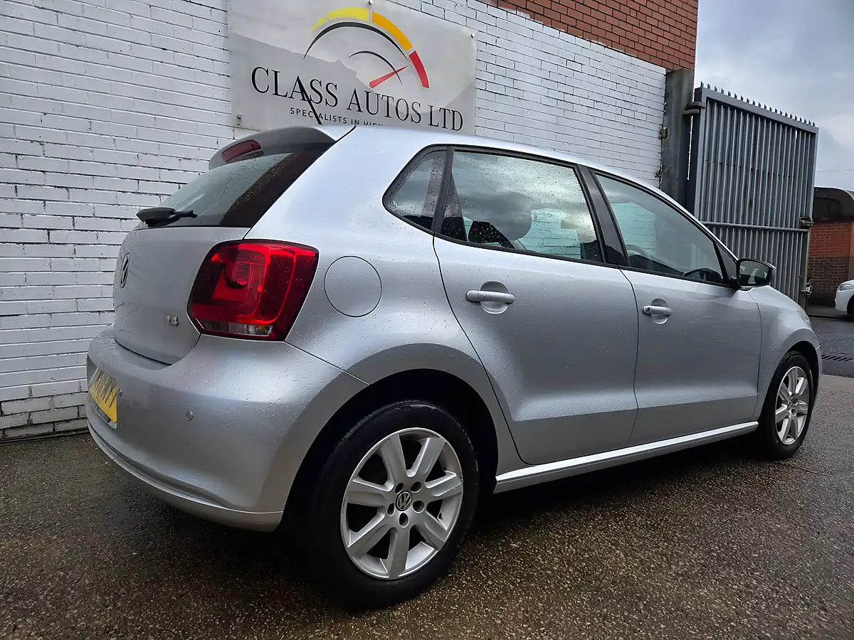 Used 2011 Volkswagen Polo Se Silver - Interior and Exterior details 9