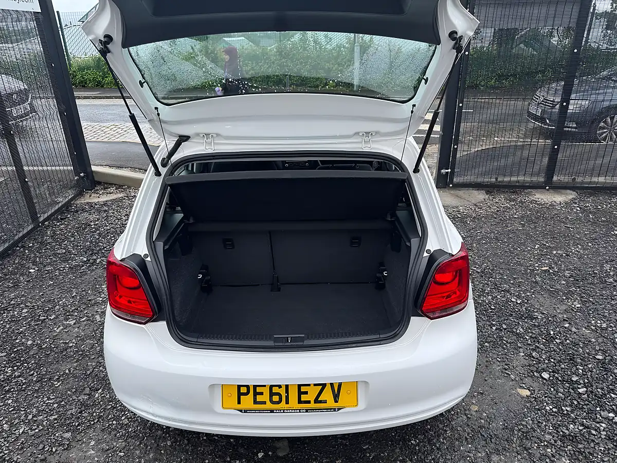 Used 2011 Volkswagen Polo Se White - Interior and Exterior details 11