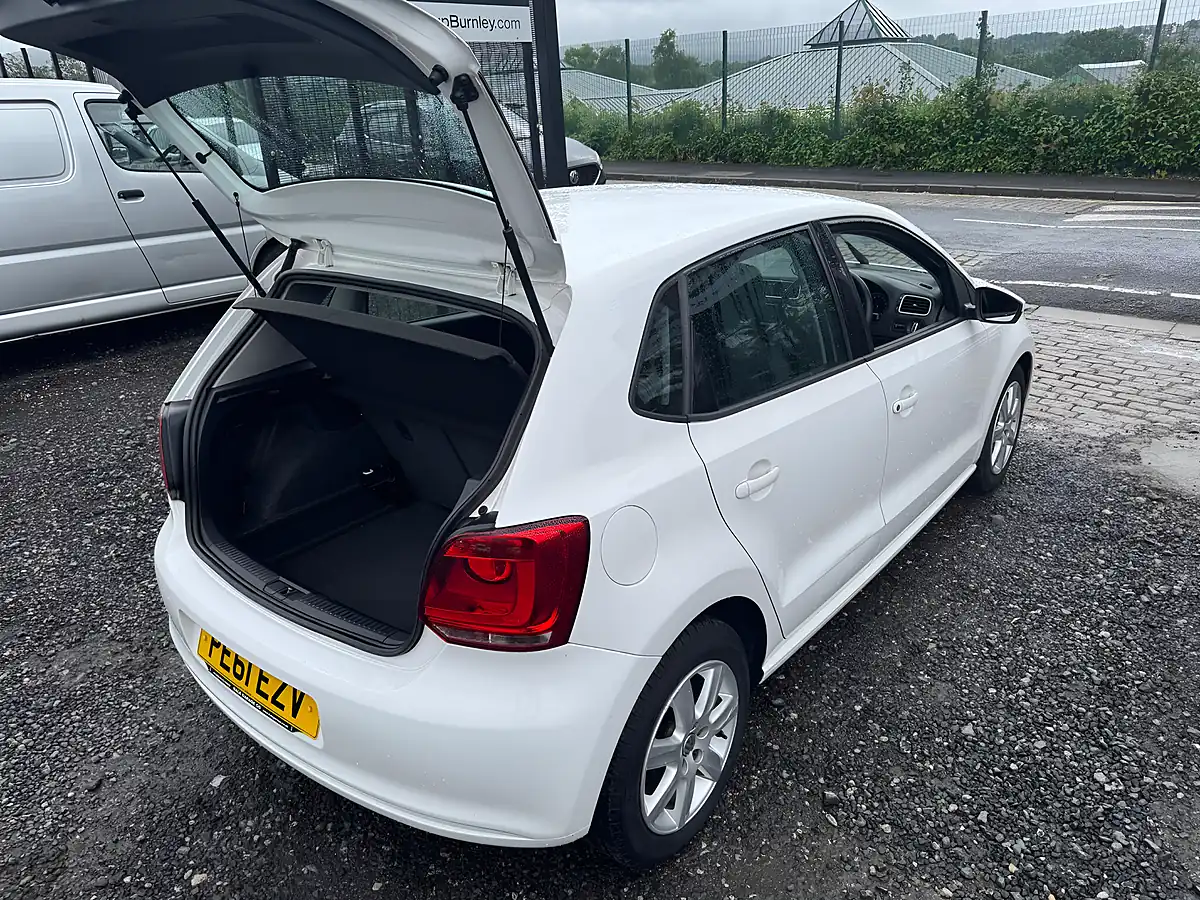 Used 2011 Volkswagen Polo Se White - Interior and Exterior details 12