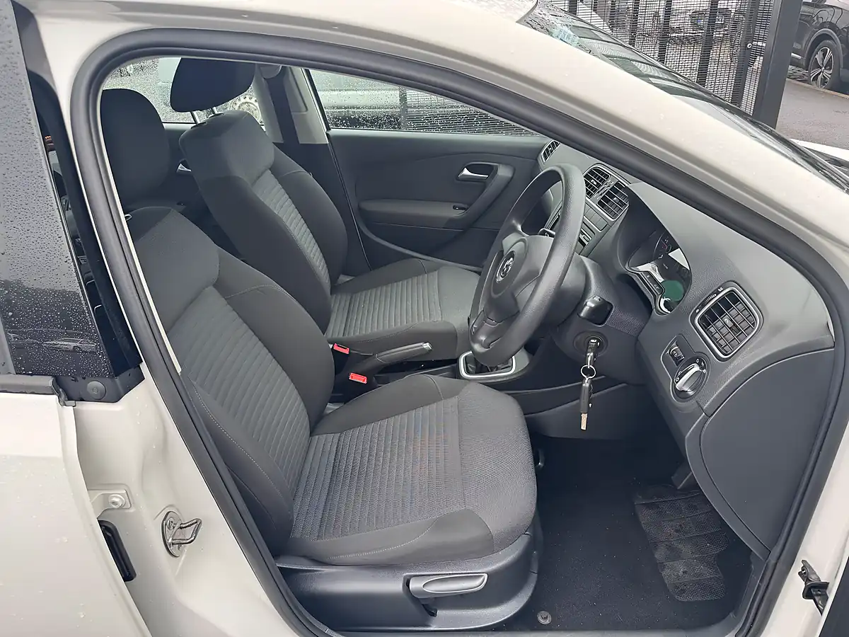 Used 2011 Volkswagen Polo Se White - Interior and Exterior details 15