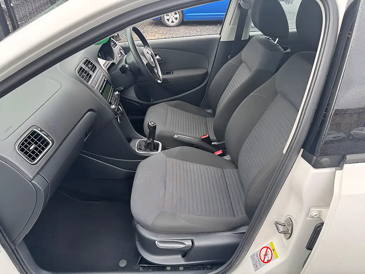 Used 2011 Volkswagen Polo Se White - Interior and Exterior details 16
