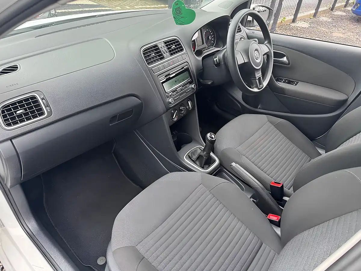 Used 2011 Volkswagen Polo Se White - Interior and Exterior details 17