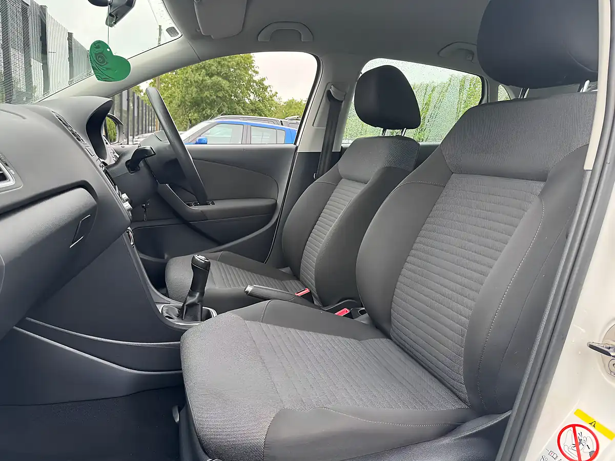 Used 2011 Volkswagen Polo Se White - Interior and Exterior details 18