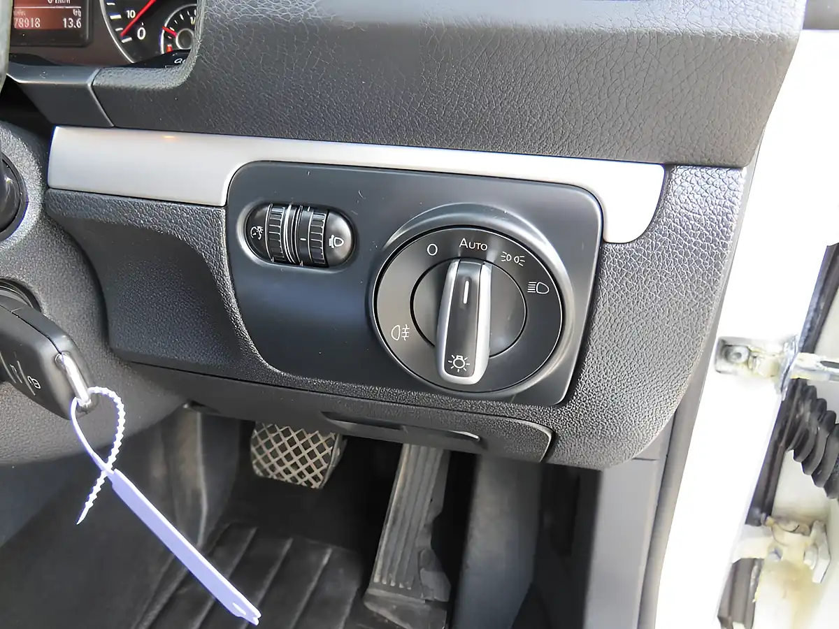 Used 2011 Volkswagen Scirocco Bluemotion Tech White - Interior and Exterior details 15