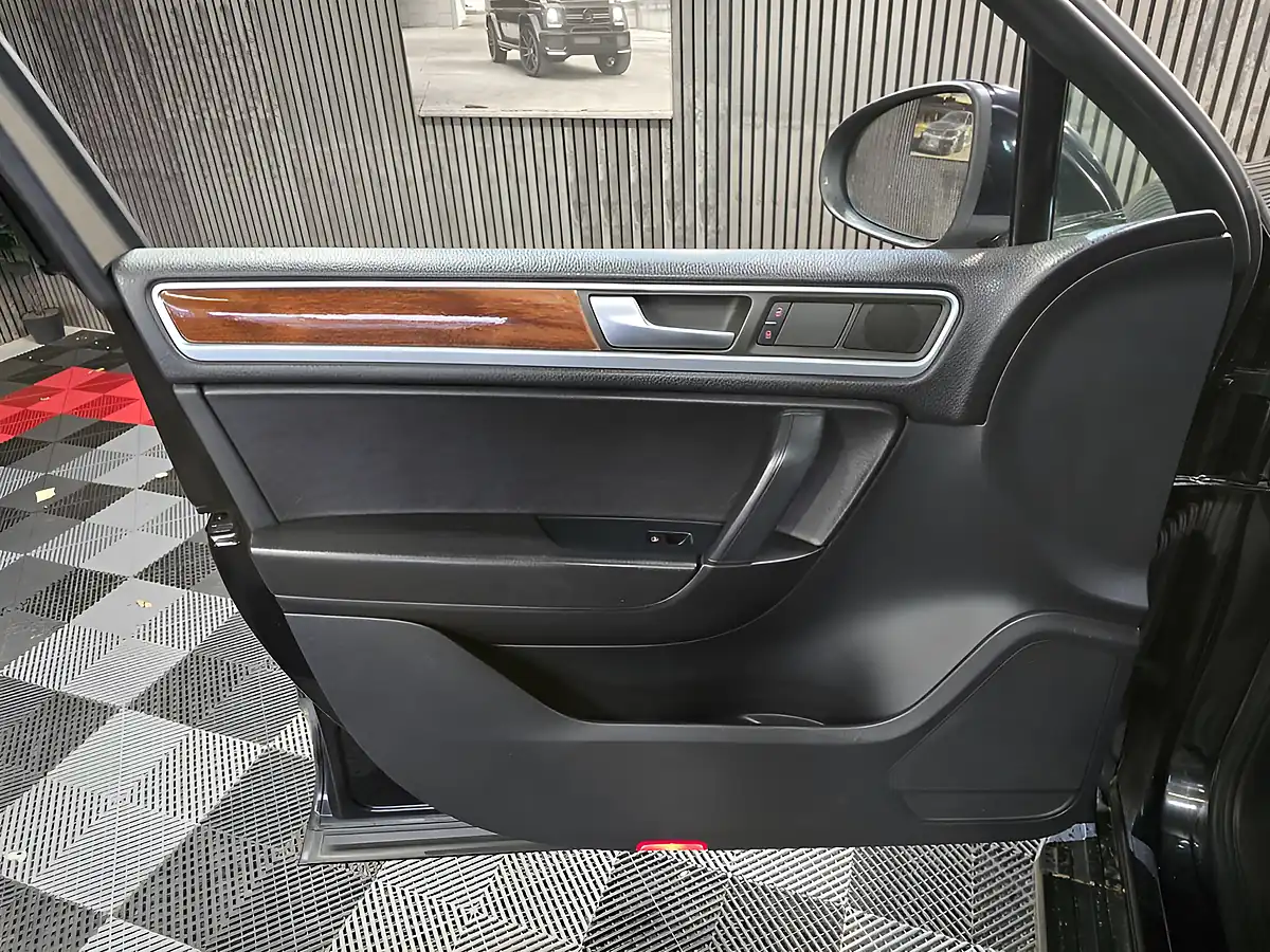 Used 2011 Volkswagen Touareg Se Black - Interior and Exterior details 11