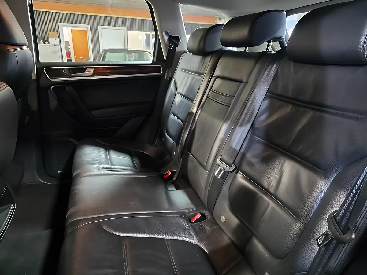 Used 2011 Volkswagen Touareg Se Black - Interior and Exterior details 12