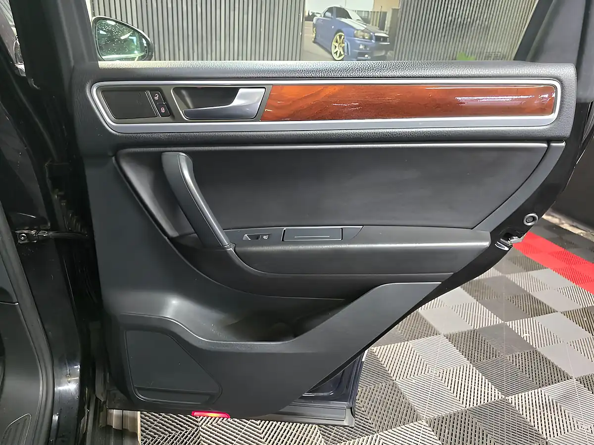 Used 2011 Volkswagen Touareg Se Black - Interior and Exterior details 16