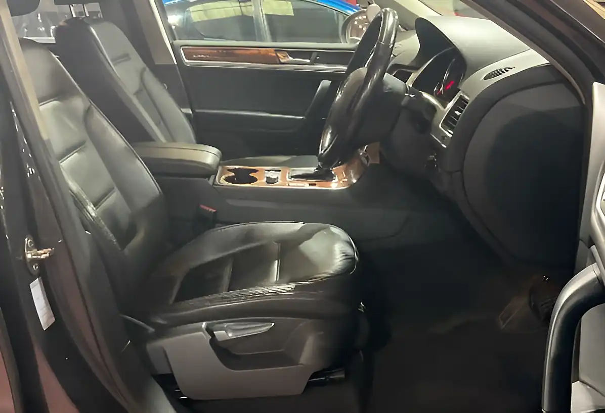 Used 2011 Volkswagen Touareg Se Grey - Interior and Exterior details 7