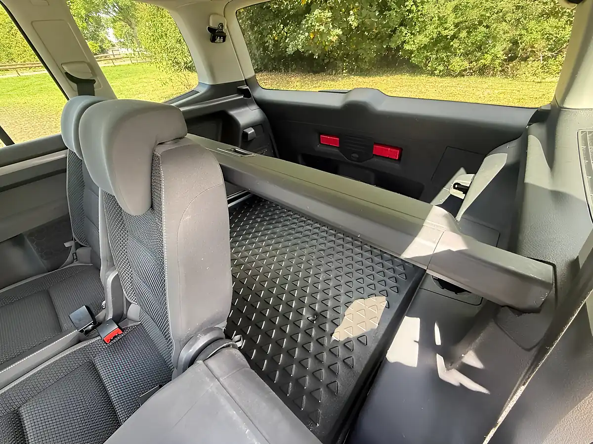Used 2011 Volkswagen Touran Se Red - Interior and Exterior details 10