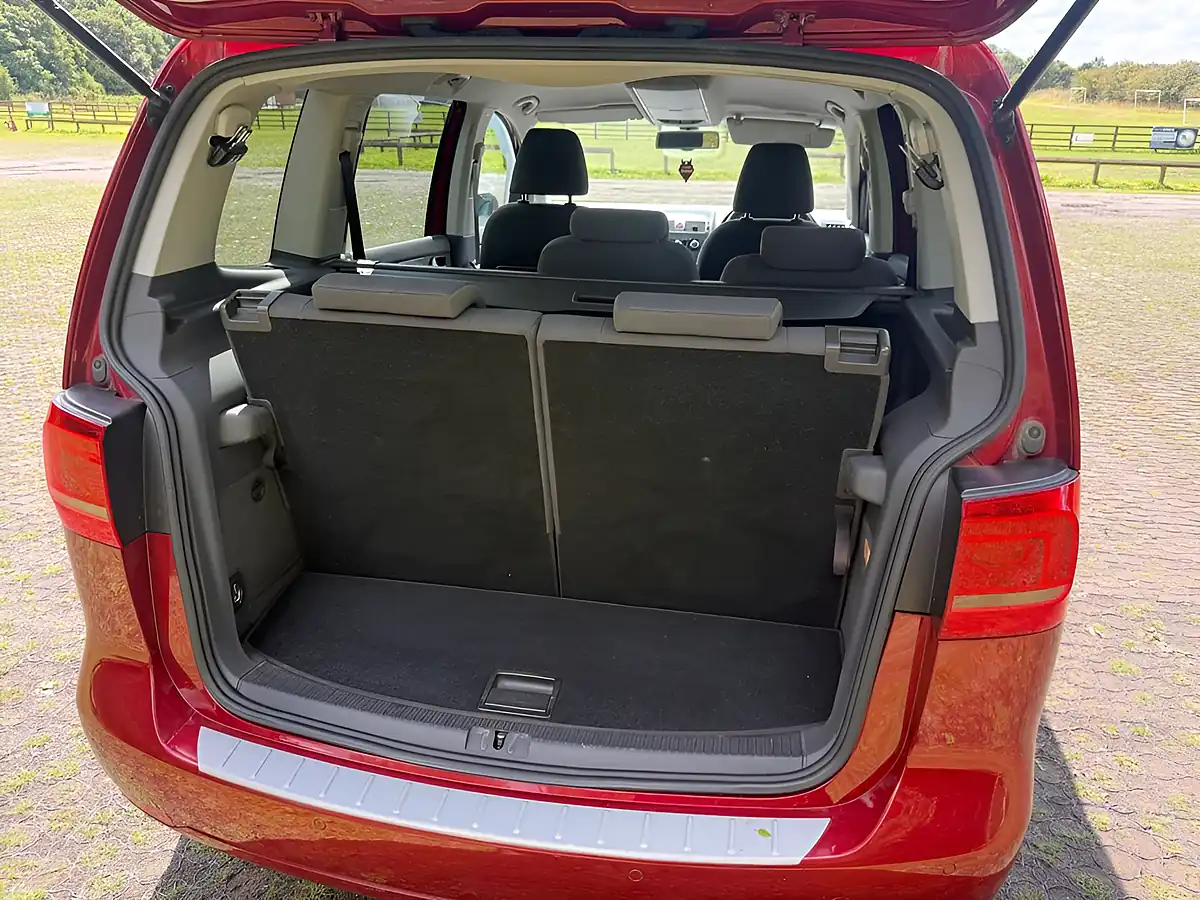 Used 2011 Volkswagen Touran Se Red - Interior and Exterior details 11