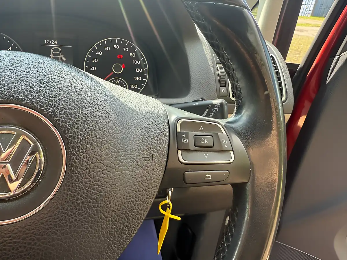 Used 2011 Volkswagen Touran Se Red - Interior and Exterior details 16