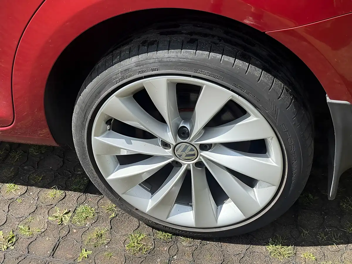 Used 2011 Volkswagen Touran Se Red - Interior and Exterior details 20