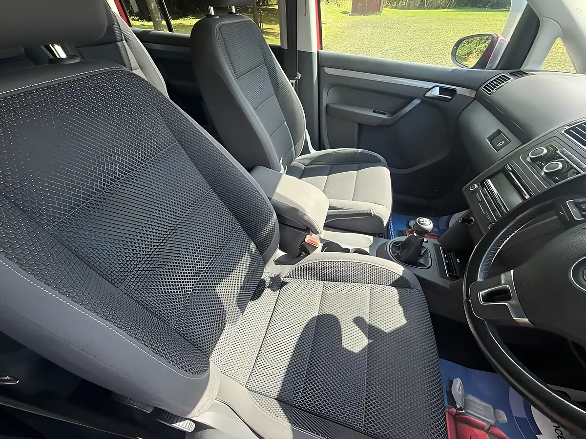 Used 2011 Volkswagen Touran Se Red - Interior and Exterior details 8