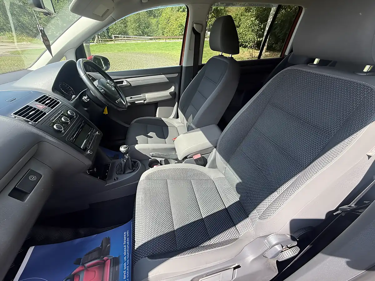 Used 2011 Volkswagen Touran Se Red - Interior and Exterior details 9
