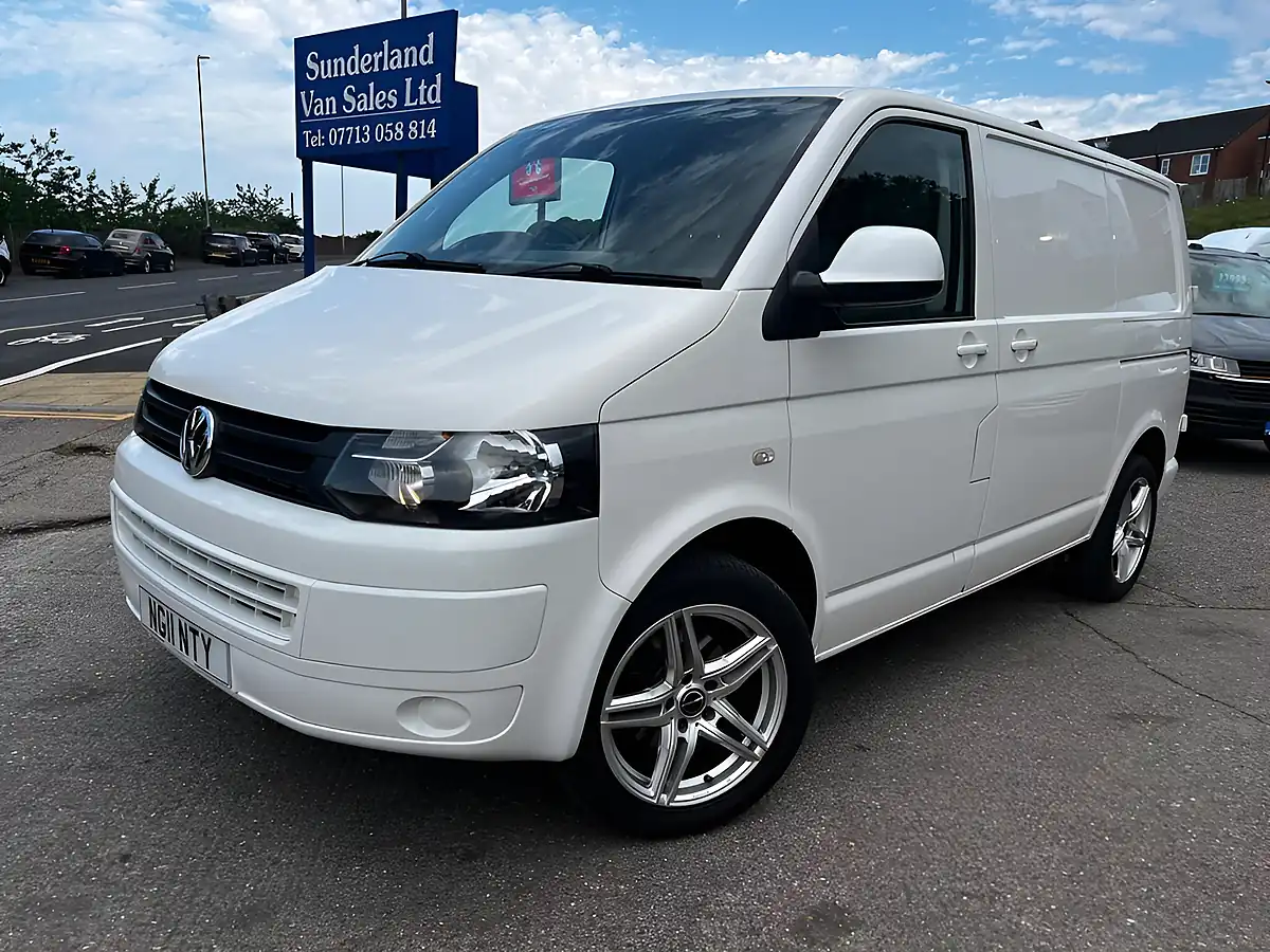 Used 2011 Volkswagen Transporter T26 L1 H1 White - Front View