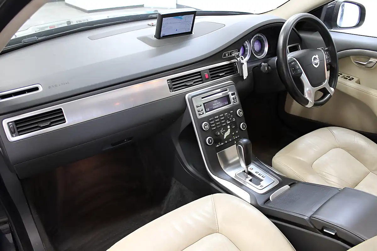 Used 2011 Volvo V70 Se Lux Black - Interior and Exterior details 14