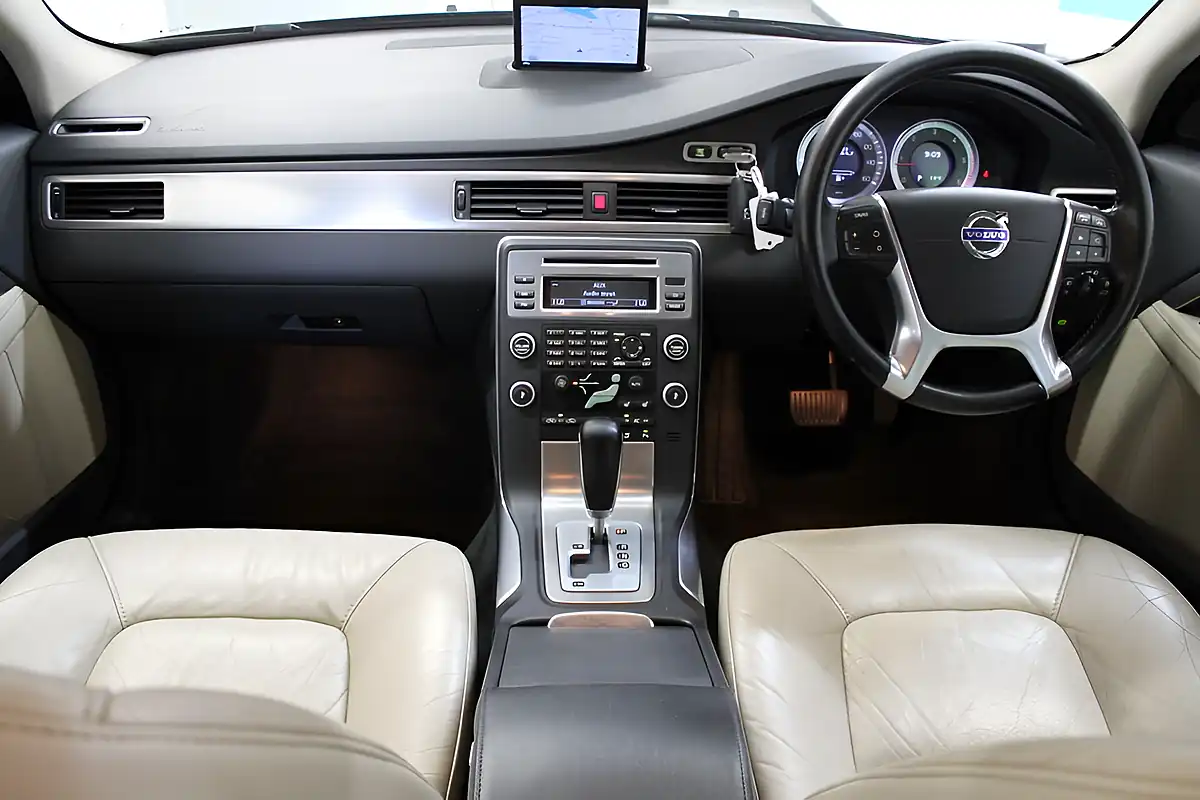 Used 2011 Volvo V70 Se Lux Black - Interior and Exterior details 16