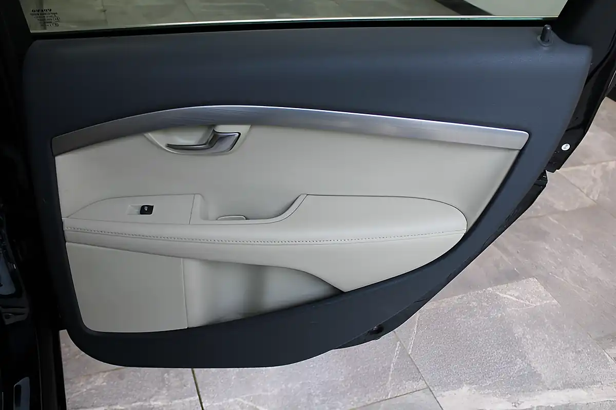 Used 2011 Volvo V70 Se Lux Black - Interior and Exterior details 17