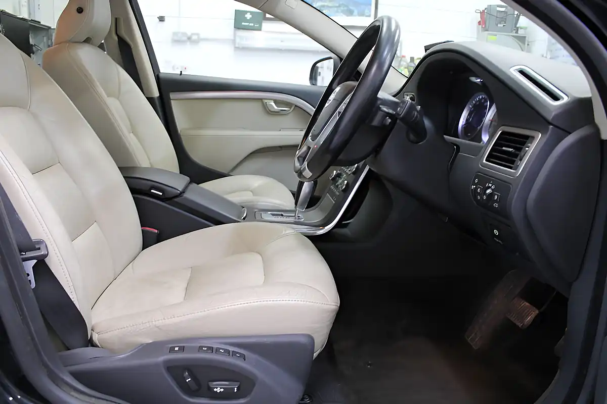 Used 2011 Volvo V70 Se Lux Black - Interior and Exterior details 18