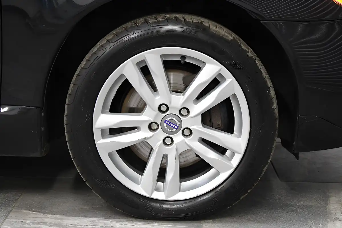 Used 2011 Volvo V70 Se Lux Black - Interior and Exterior details 9