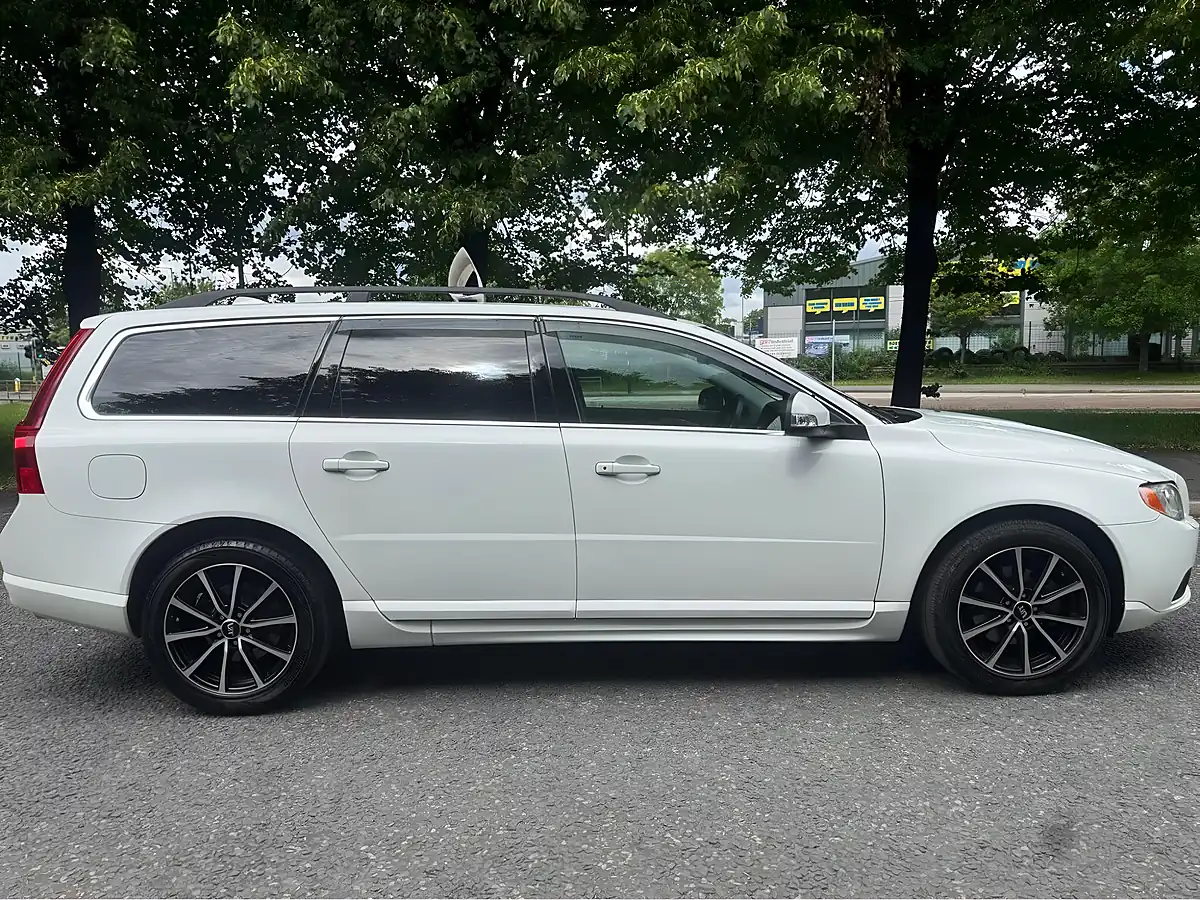 Used 2011 Volvo V70 Se Lux White - Interior and Exterior details 10