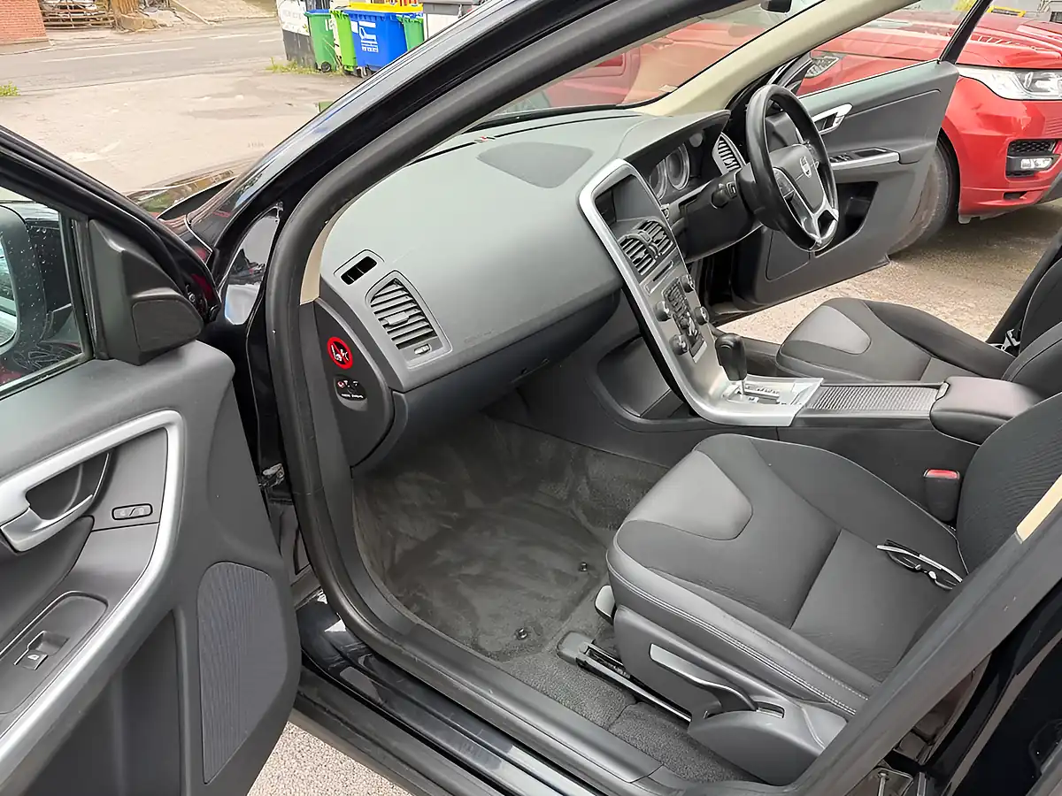 Used 2011 Volvo XC60 Se Black - Interior and Exterior details 12