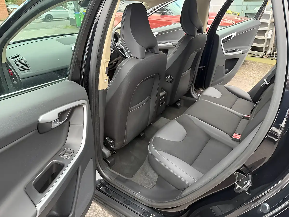 Used 2011 Volvo XC60 Se Black - Interior and Exterior details 13
