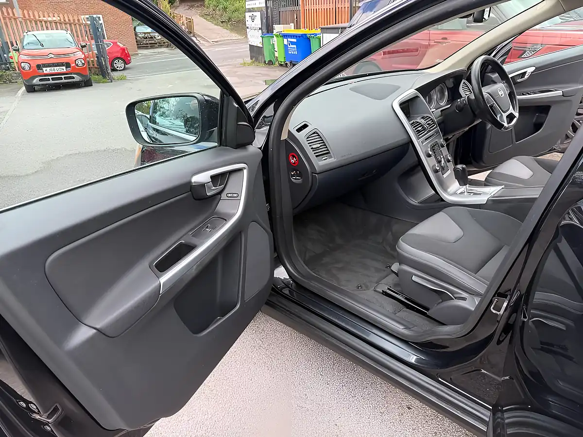 Used 2011 Volvo XC60 Se Black - Interior and Exterior details 14