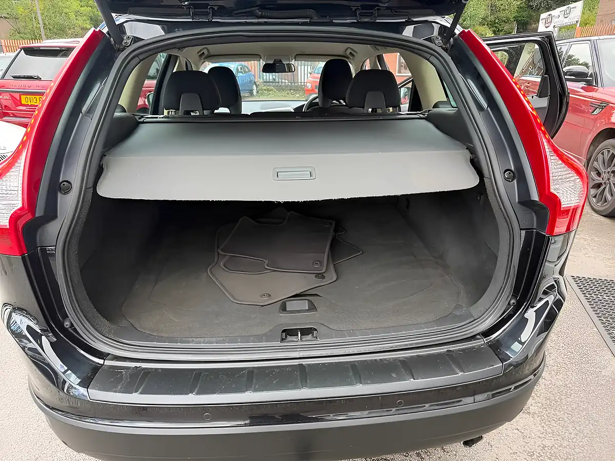 Used 2011 Volvo XC60 Se Black - Interior and Exterior details 16
