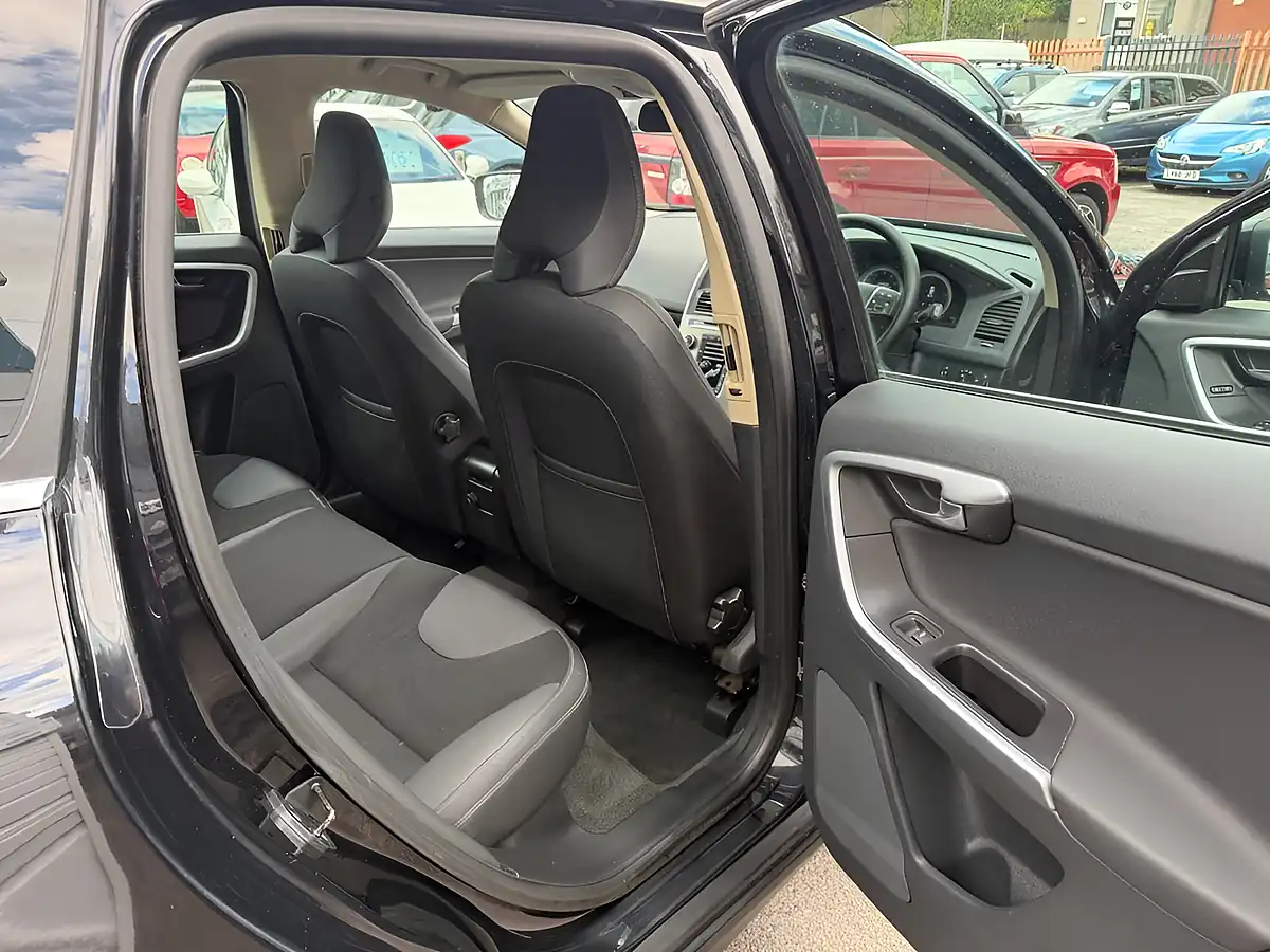 Used 2011 Volvo XC60 Se Black - Interior and Exterior details 17