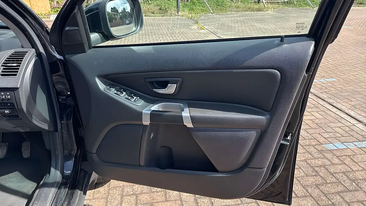 Used 2011 Volvo XC90 Se Geartronic AWD Black - Interior and Exterior details 12