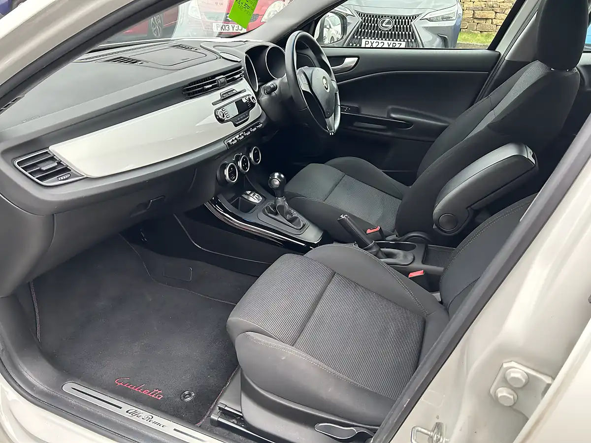 Used 2012 Alfa Romeo Giulietta White - Interior and Exterior details 13