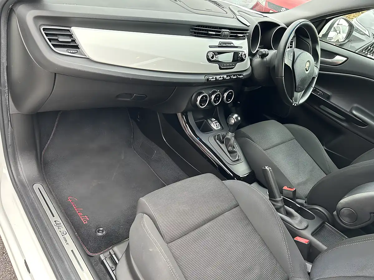 Used 2012 Alfa Romeo Giulietta White - Interior and Exterior details 14