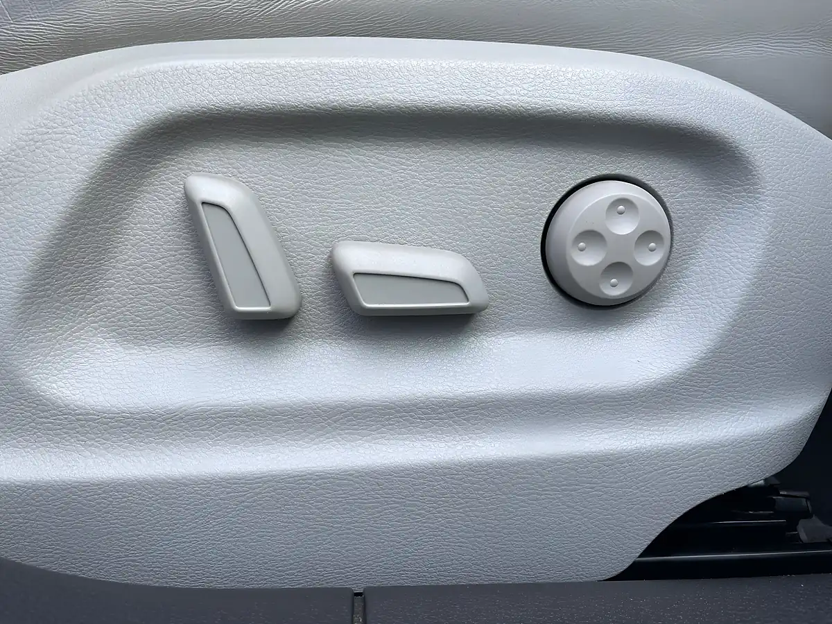 Used 2012 Audi Q3 Se Silver - Interior and Exterior details 16