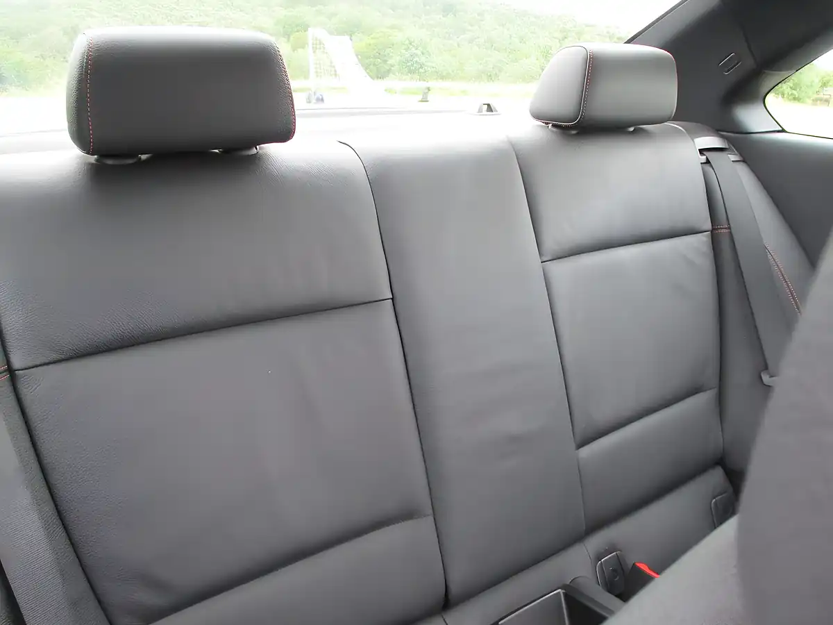 Used 2012 BMW 1 Series Coupe White - Interior and Exterior details 9
