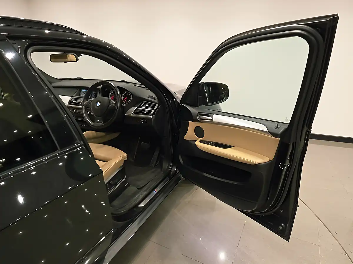 Used 2012 BMW X5 M Black - Interior and Exterior details 15